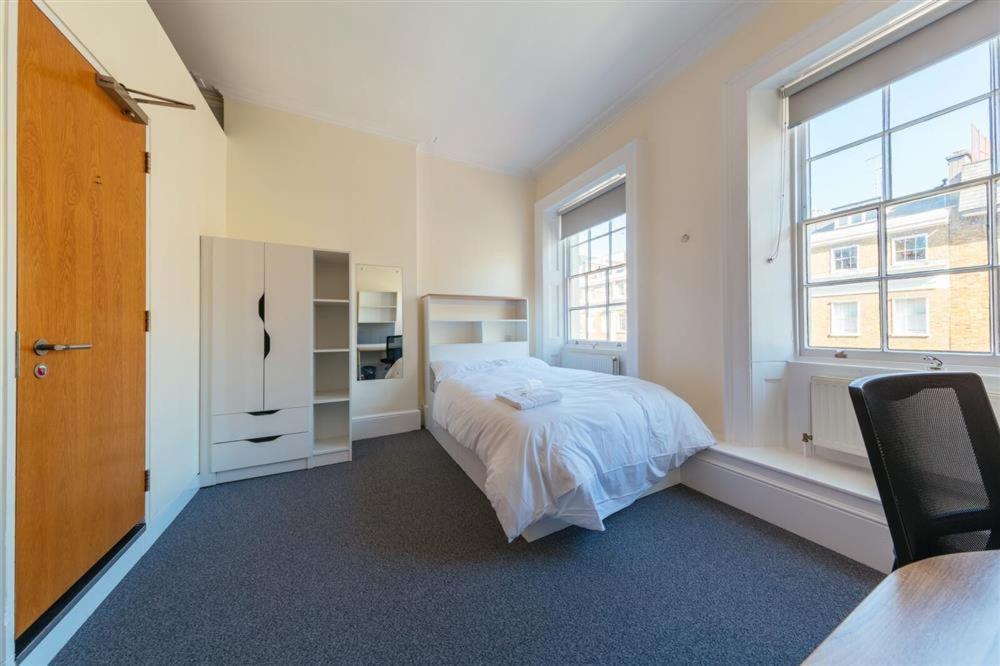 John Adams Hall 런던 외부 사진